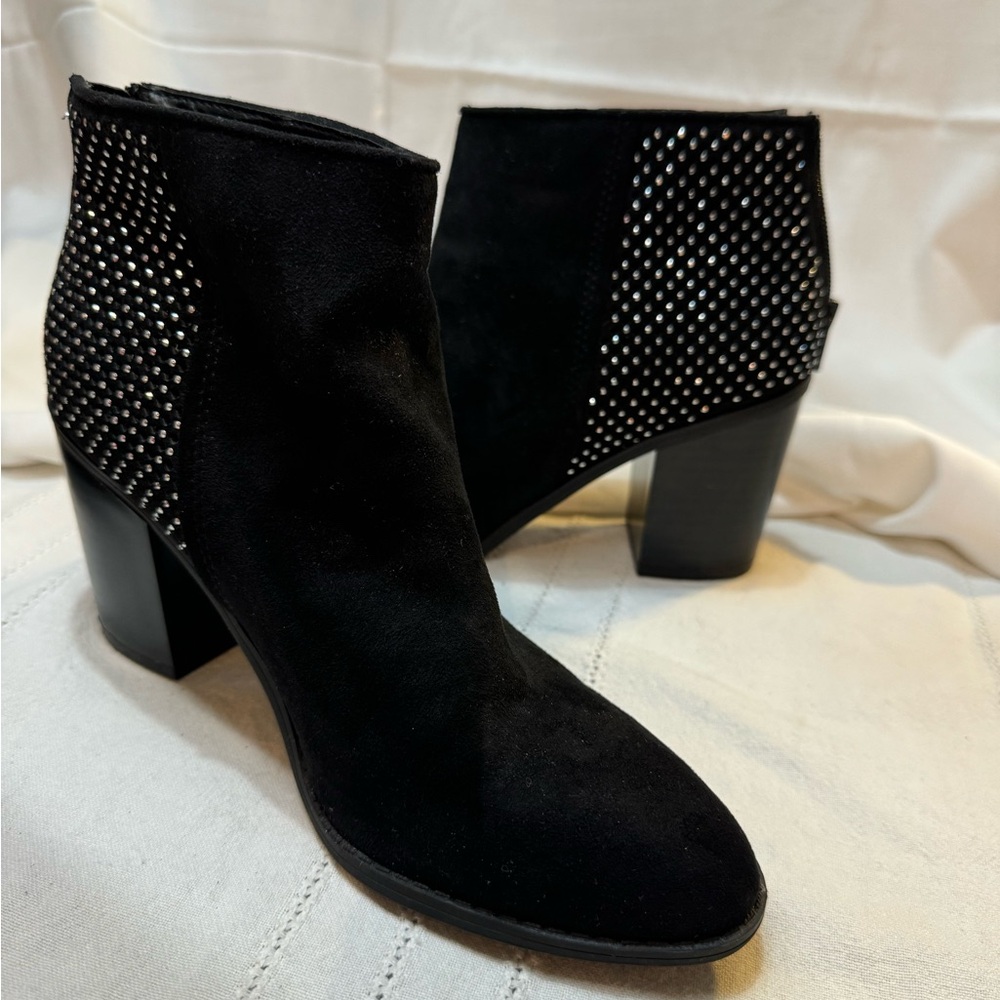 MADDEN chunky heel ankle boot black faux suede with silver decor 7.5